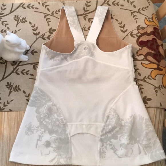 Size 4 Lululemon tank - Picture 4 of 6